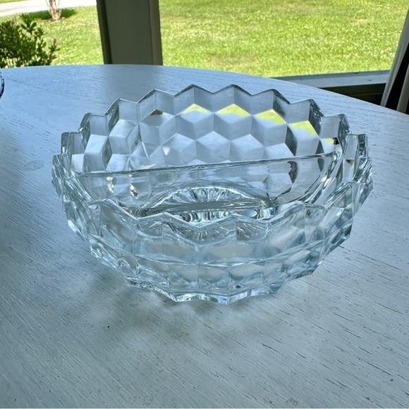 1940’S FOSTORIA, PRESSED GLASS. CLEAR, CUBED GLASS WITH SAWTOOTH RIM. - Picture 6 of 7